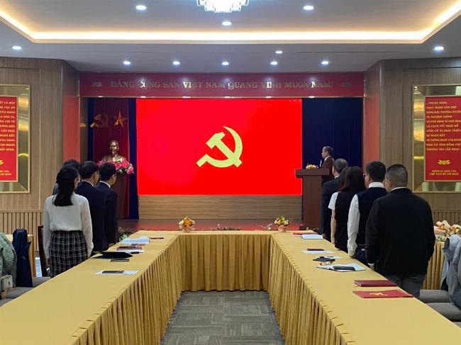 Chi bộ đang tổ chức buổi lễ kết nạp đảng viên mới trang trọng